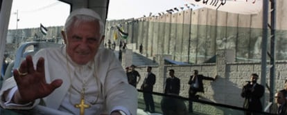 El Papa pasa junto al muro de separación construido por Israel tras visitar el campo de refugiados de Aida, cerca de Belén.