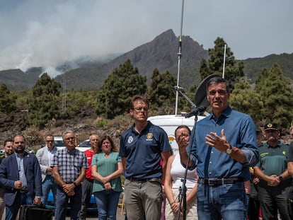 El presidente del Gobierno en funciones, Pedro Sánchez (derecha), el 21 de agosto en el Puesto de Mando Avanzado en Arafo (Tenerife).