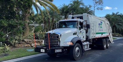 Un camión de FCC para la recogida de residuos urbanos en Palm Beach (Florida, EE UU).