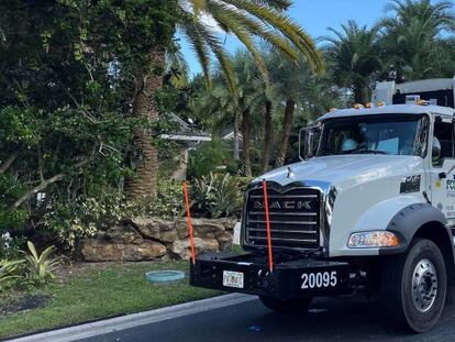 Un camión de FCC para la recogida de residuos urbanos en Palm Beach (Florida, EE UU).