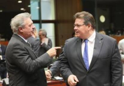 El ministro de Asuntos Exteriores de Luxemburgo, Jean Asselborn (i), conversa con Linas Linkevicius, el ministro de Exteriores de Lituania, que preside este semestre la Unión Europea (UE), en Bruselas (Bélgica). EFE/Archivo