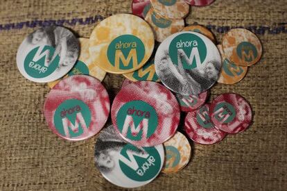 Chapas de Ahora madrid, la marca electoral de Podemos y Ganemos en la Capital.