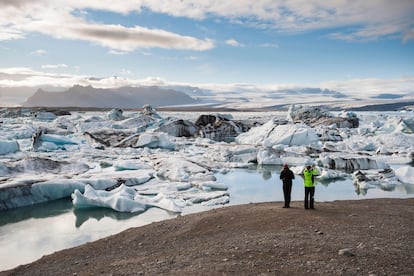 Varios turistas visitando la laguna glaciar de J?kulsrln, en Islandia.