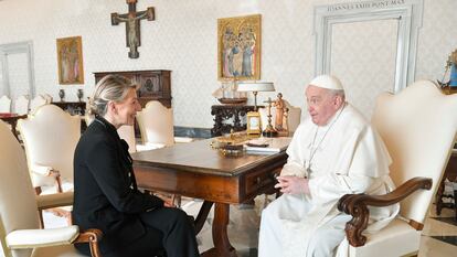 La vicepresidenta segunda y Ministra de Trabajo Yolanda Díaz, este viernes en audiencia privada, con el papa Francisco, en la Biblioteca Apostólica de la Ciudad del Vaticano.