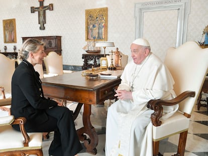 La vicepresidenta segunda y Ministra de Trabajo Yolanda Díaz, este viernes en audiencia privada, con el papa Francisco, en la Biblioteca Apostólica de la Ciudad del Vaticano.