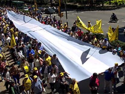 Protesta de desempleados argentinos contra la política económica del Gobierno, ayer en Buenos Aires.