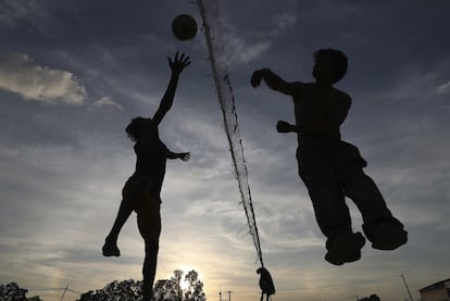 Dos trabajadores locales juegan al volleyball tras su jornada en la localidad de Prey Mou, situada a las afueras de Phnom Penh (Camboya).