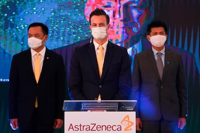 James Teague, presidente de AstraZeneca en Tailandia, en la firma de un acuerdo de venta de su vacuna, este jueves.