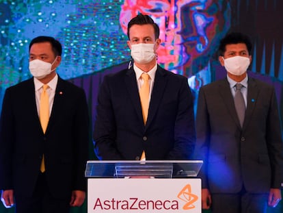 James Teague, presidente de AstraZeneca en Tailandia, en la firma de un acuerdo de venta de su vacuna, este jueves.