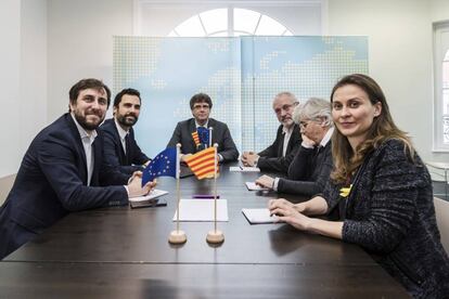 D'esquerra a dreta: Toni Comín, Robert Torrent, Carles Puigdemont, Lluis Puig, Clara Ponsatí i Meritxell Serret, en una reunió a la seu de partits European Free Alliance a Brussel·les, el 24 de gener del 2018.