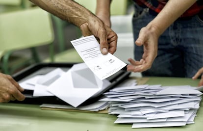 Recuento de votos al cerrarse el colegio electoral.