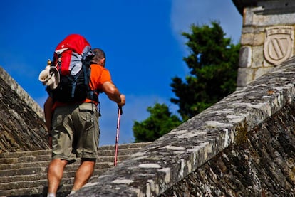 Un peregrino del Camino de Santiago, en la localidad lucense de Portomarín.