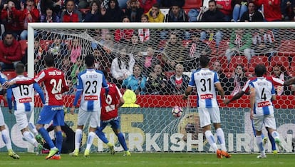 Momento en el que Diego López recibe el primer gol.