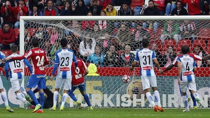 Momento en el que Diego L&oacute;pez recibe el primer gol.