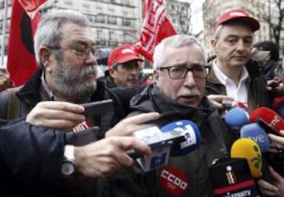 Los secretarios generales de UGT y CCOO, Cándido Méndez (i) e Ignacio Fernández Toxo, respectivamente, durante una manifestación de los trabajadores de Coca-Cola contra el expediente de regulación de empleo (ERE). EFE/Archivo