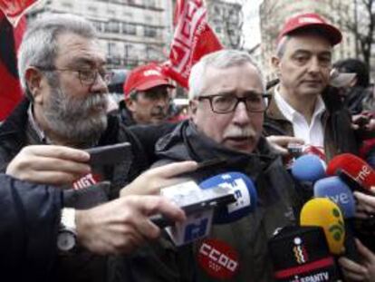 Los secretarios generales de UGT y CCOO, Cándido Méndez (i) e Ignacio Fernández Toxo, respectivamente, durante una manifestación de los trabajadores de Coca-Cola contra el expediente de regulación de empleo (ERE). EFE/Archivo