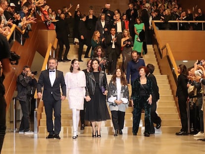 Nevenka Fernández (centro) y el equipo de 'Soy Nevenka' reciben los aplausos del público tras la proyección de la película en San Sebastián, este sábado.