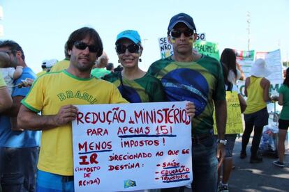 O engenheiro da Petrobras Luciano Kaluf, de 36 anos, voltou às ruas acompanhado de amigos para protestar, em Copacabana, por uma “nova maneira de se fazer política”. Para ele, os escândalos da empresa para a qual trabalha é uma mistura de ingerência política e a decisão de se fazer varias obras ao mesmo tempo. “Entrou muito dinheiro, decidiram fazer varias coisas e se perdeu o controle”. Mas disse acreditar que ainda é muito cedo para pedir o impeachment da presidenta Dilma. “Primeiro devemos investigar e, a partir das conclusões, tomar as medidas”.