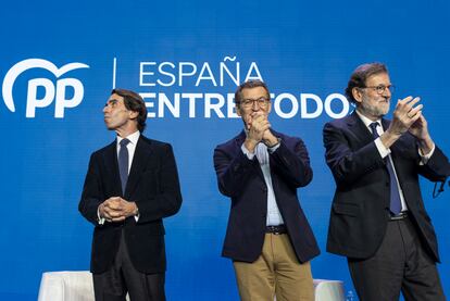 José María Aznar, Alberto Núñez Feijóo y Mariano Rajoy, en un acto en Valencia, en febrero.