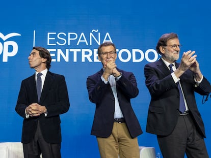 Desde la izquierda, José María Aznar, Alberto Núñez Feijóo y Mariano Rajoy, en un acto del PP en Valencia, el pasado febrero.