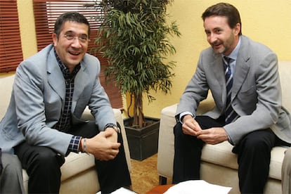 El secretario general del PSE-EE, Patxi López y el presidente del PNV, Josu Jon Imaz, en la reunión para tratar la constitución de una mesa de partidos.