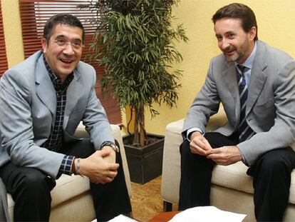El secretario general del PSE-EE, Patxi López y el presidente del PNV, Josu Jon Imaz, en la reunión para tratar la constitución de una mesa de partidos.