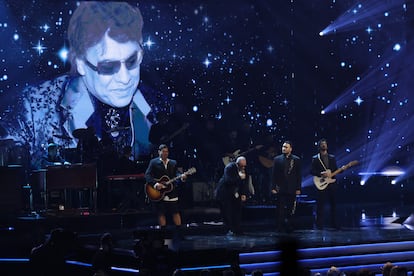 León García y Reik, durante el homenaje a Juan Gabriel.