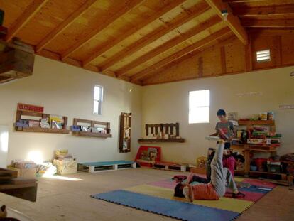 El centro cultural se ha levantado gracias al entusiasmo vecinal. Se dan clases de judo y se hacen lecturas.