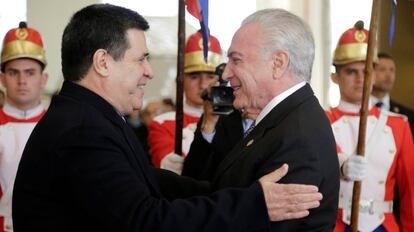 O presidente do Paraguai, Horacio Cartes, recebe o presidente Michel Temer em Assunção.