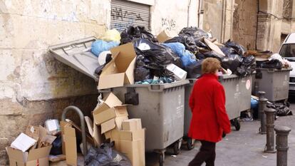 Contenedores de basura en una calle de Alicante (foto de archivo).