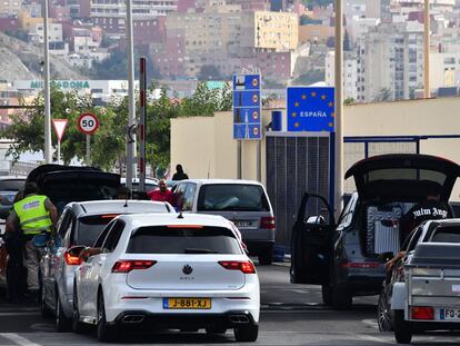Inspección de vehículos en el paso fronterizo del Tarajal, en Ceuta, el lunes.