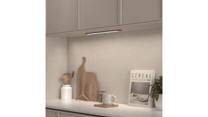 Esta barra LED para la base de tus armarios de cocina proporciona luz ténue y es de larga duración.