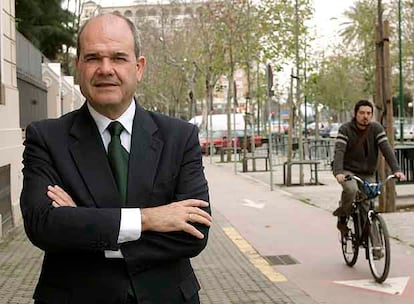 Manuel Chaves, en una calle de Sevilla el pasado jueves.