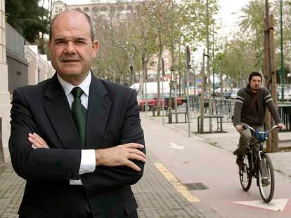 Manuel Chaves, en una calle de Sevilla el pasado jueves.