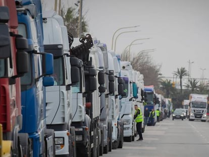 La ministra Sánchez abre una vía a limitar las subidas de precio en los combustibles