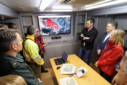 El presidente del Gobierno, Pedro Sánchez acompañado por presidente de la Generalitat valenciana, Ximo Puig, entre otros, en Puesto de Mando Avanzado instalado en Barracas, donde se realiza el seguimiento del incendio que afecta al interior de Castellón.