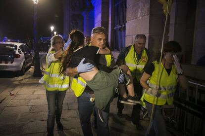 A woman injured in the clashes is carried away by a health care team on site.