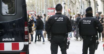 Una pareja de mossos en Barcelona.