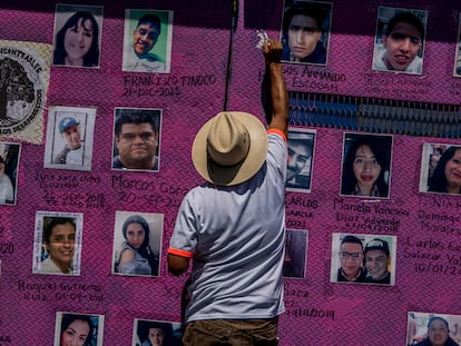 Madres y familiares de personas desaparecidas colocan imágenes de sus familiares en las vallas que rodean lo que fuera la Glorieta de la Palma, en Ciudad de México el día 15 de mayo de 2022.