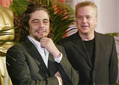 Benicio del Toro (izquierda) y Tim Robbins, el pasado día 9 en la reunión en Los Ángeles de los candidatos de los Oscar.