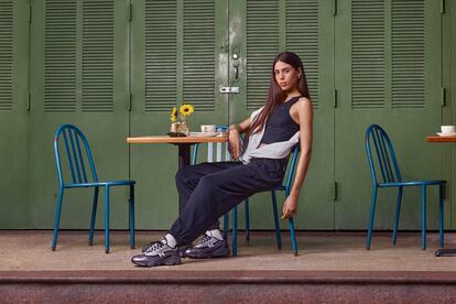 La modelo puertoriqueña Amanda Sofía posa con el modelo retrofuturista New Balance 1000 de tonos morados.