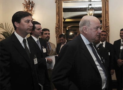 El secretario de la OEA, José Miguel Insulza (en el centro), llega al hotel de Tegucigalpa donde se celebran los contactos.