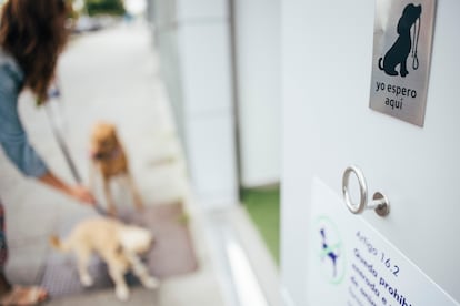 Un establecimiento donde an se puede ver un lugar habilitado para dejar a las mascotas atadas.