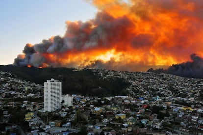 Vista de uno de los cerros de la turística ciudad afectado por las llamas, el 12 de abril.