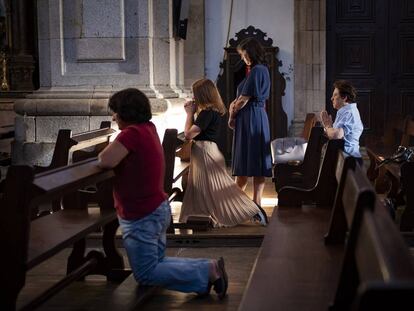 Feligreses rezan en la catedral de Lamego.