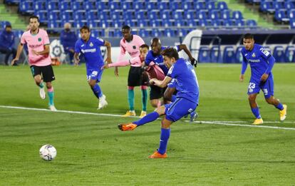 Jaime Mata marca para el Getafe de penalti.