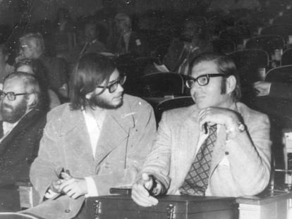 El sismólogo Cinna Lomnitz junto a su hijo Jorge en un Congreso en los 70.