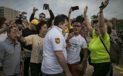 Un momento de la tensión entre los independentistas y el hombre que ha intentado frustrar la protesta.