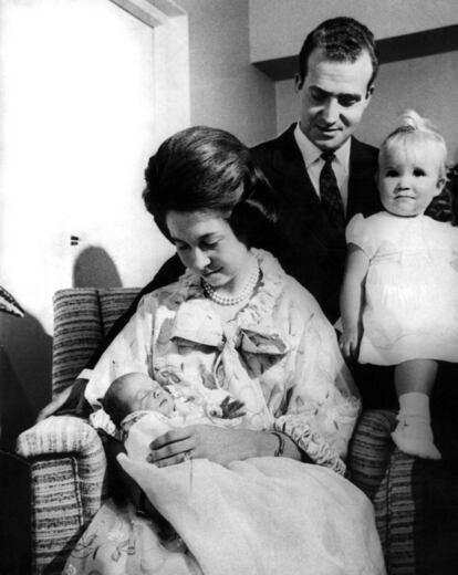 13 de junio de 1965. Los príncipes Juan Carlos y Sofía presentan a la prensa en la clínica Loreto de Madrid a su segunda hija, la infanta Cristina. Junto a ellos también la infanta Elena.