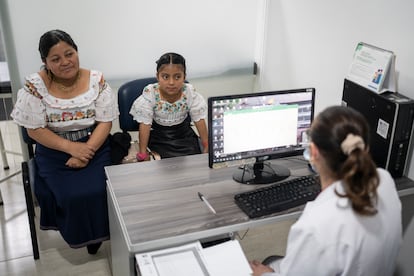 En el centro de salud del barrio La española, Blanca y su hija Ángela tienen acceso a medicina general, enfermería, vacunación y odontología.